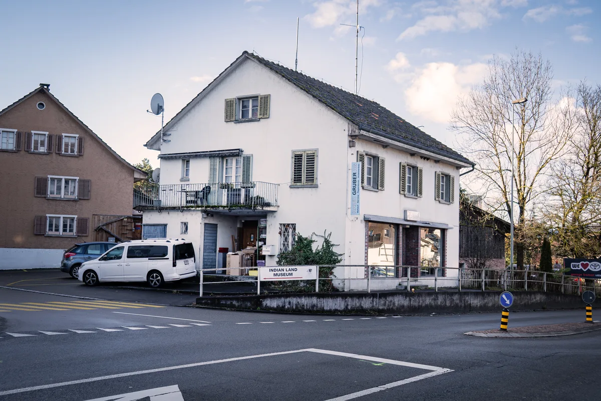 Ein altes Haus an einer Hauptstrasse.
